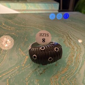 Rubbed cocktail ring